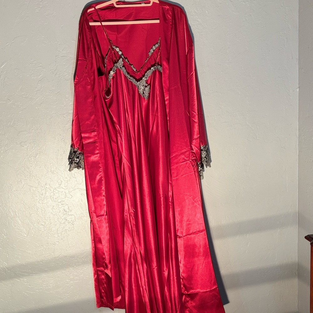 Luxurious Red Satin Robe with Tie Closure - Picture 2 of 6
